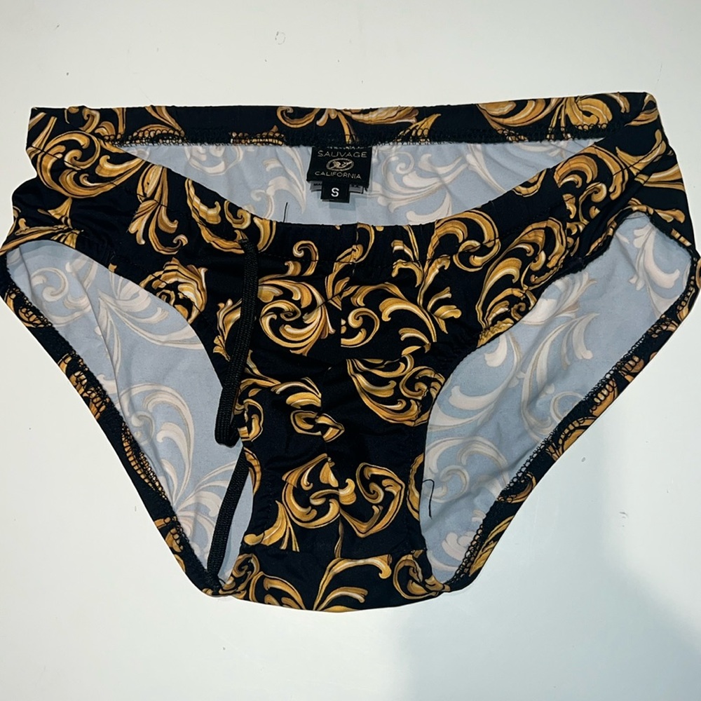 Sauvage California swim brand Speedo gold/black design